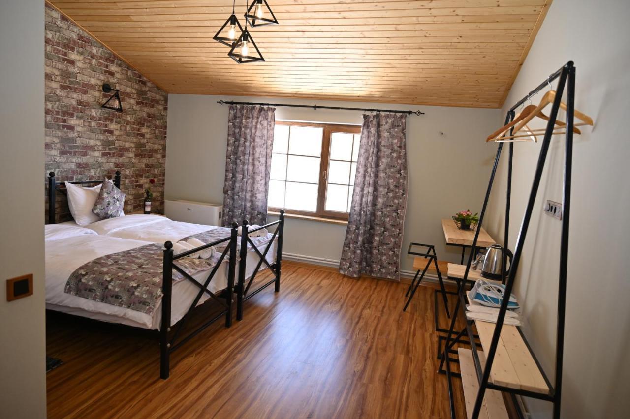 Berkri Gastro Yard & Guest House Yenokavan Exterior photo